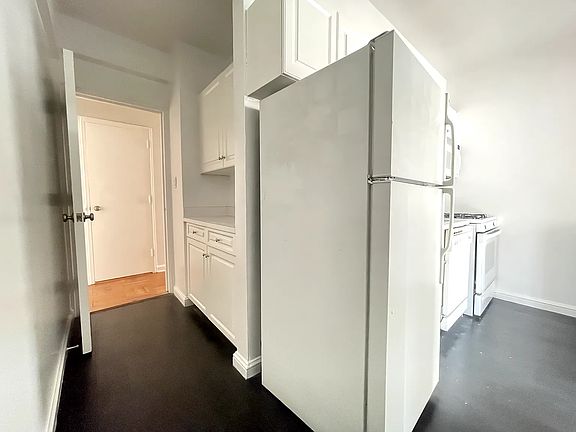 5th image of 41 Park Ave APT 14E