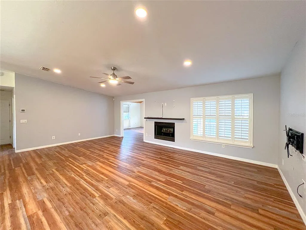 3 bed, 2.0 bath, 1936 sqft, $2,300 — Photo 2