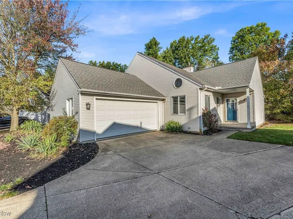 6671 Laurel Ln #142, Olmsted Falls, OH 44138