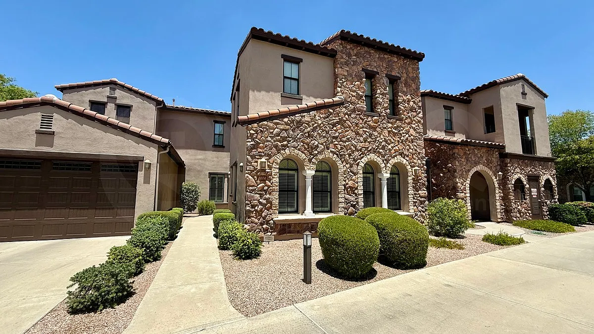 3 bed, 2.0 bath, 1721 sqft, $2,895 — Photo 2
