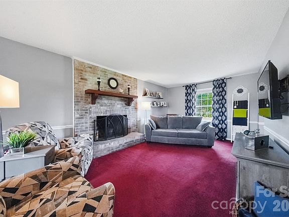 3rd image of 634 Carson Rd
