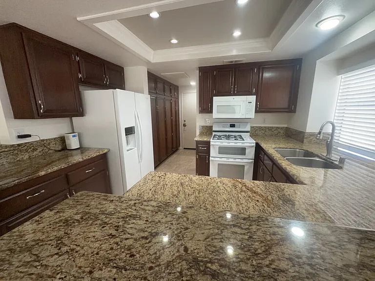 9586 Shadow Springs Dr — Photo 3