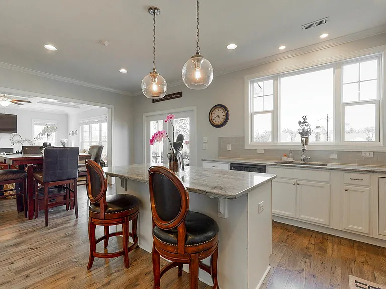 562 W Craftsman Way — Photo 17