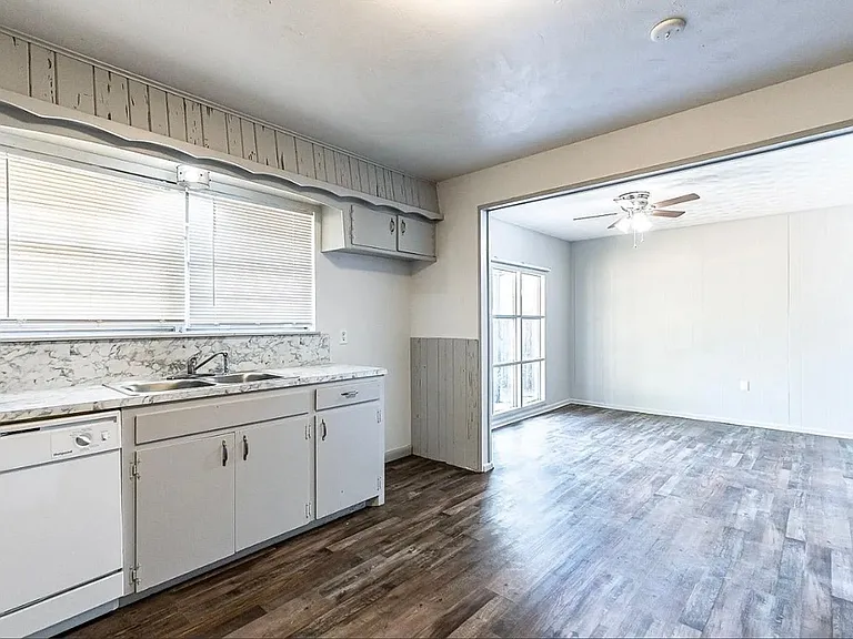 5426 43rd St — Photo 38