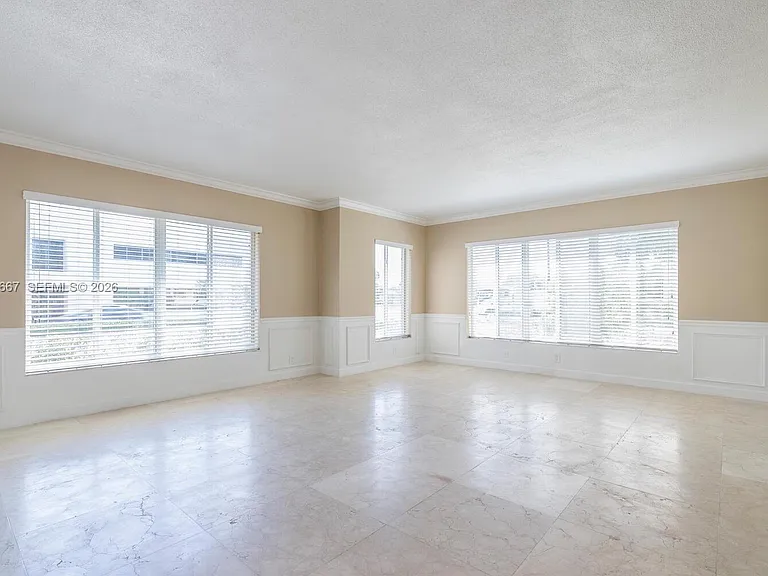 2890 Le Jeune Rd #2890 — Photo 2