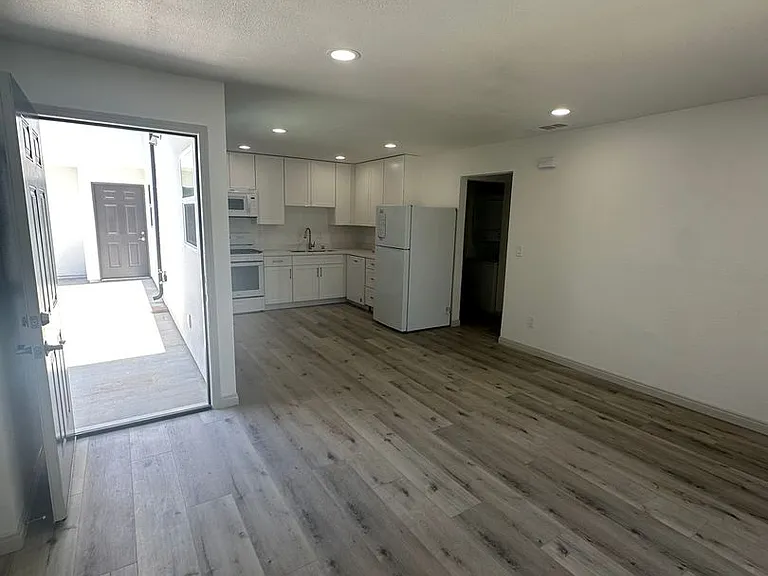 202-204 Calla Ave — Photo 23