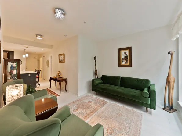 733 3rd St W #205, North Vancouver, BC V7M 0C8