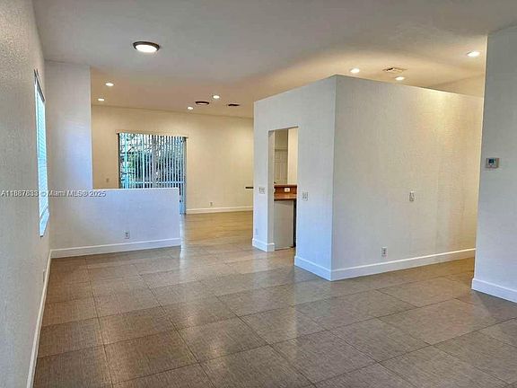 5th image of 761 Aspen Ln