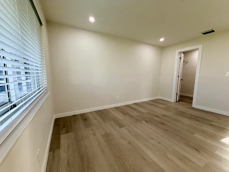 2070 NE 56th St #1 — Photo 13
