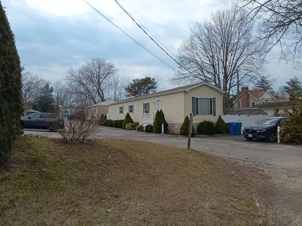 725 E Avenue Ext, Riverhead, NY 11901