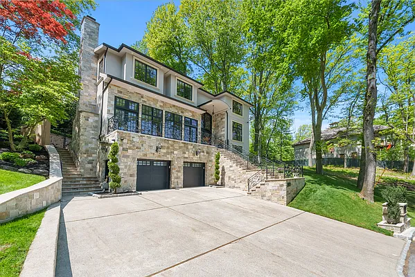 Sold by PRENDAMANO REAL ESTATE | media 62