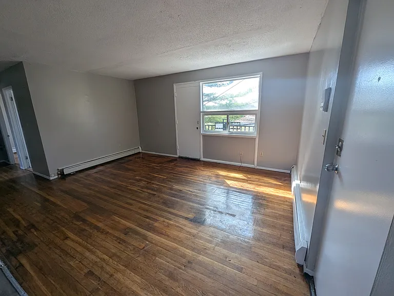 404 Barbour St — Photo 5