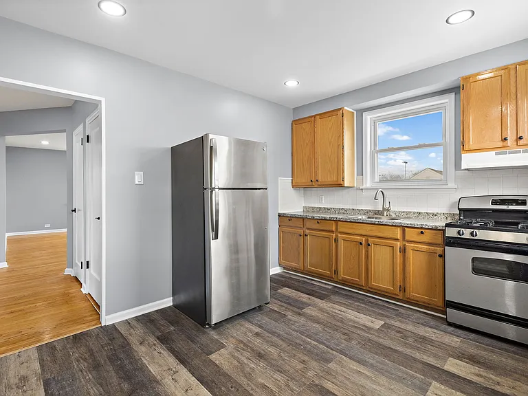 590 Grove Ave #2 — Photo 6