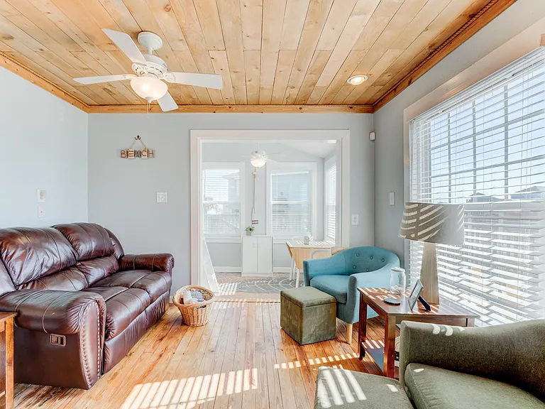4211 Surf Dr — Photo 19