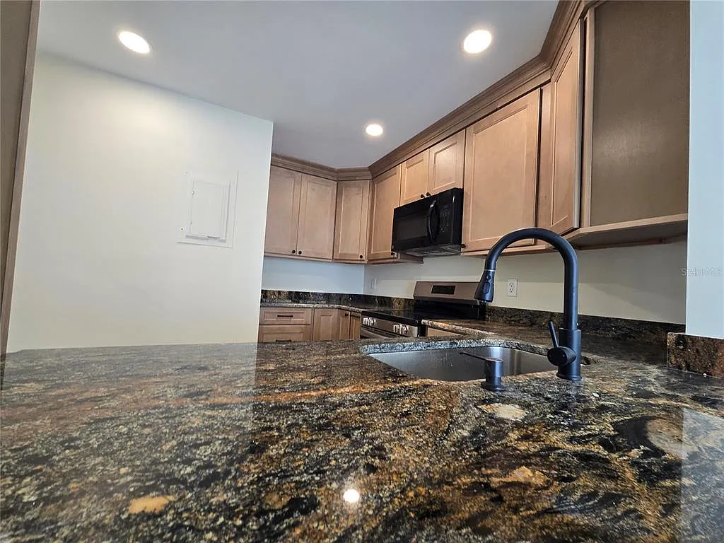 3 bed, 2.5 bath, 1481 sqft, $2,550 — Photo 2