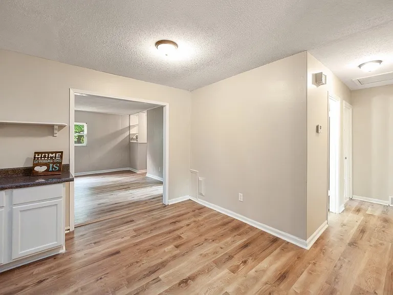 219 Melwood St — Photo 7