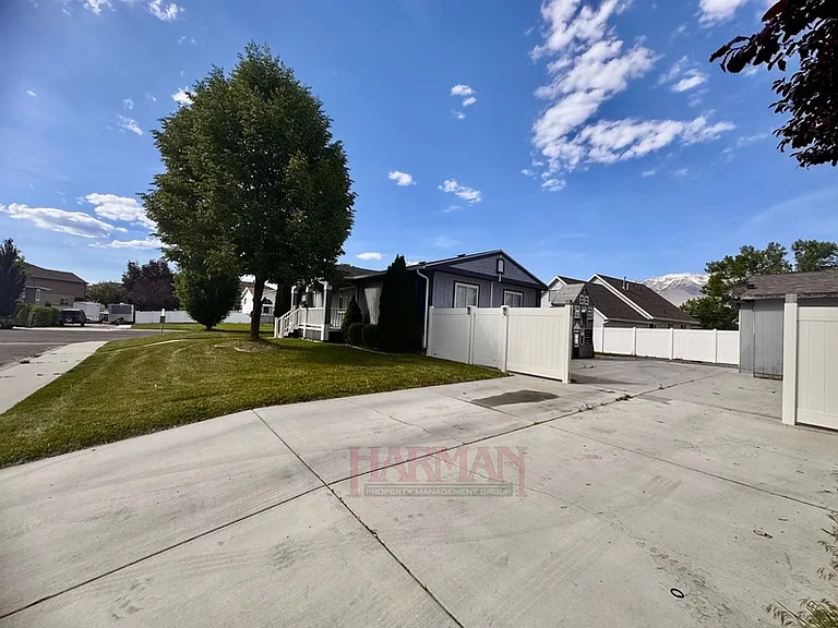 863 S Artesian Rd — Photo 3