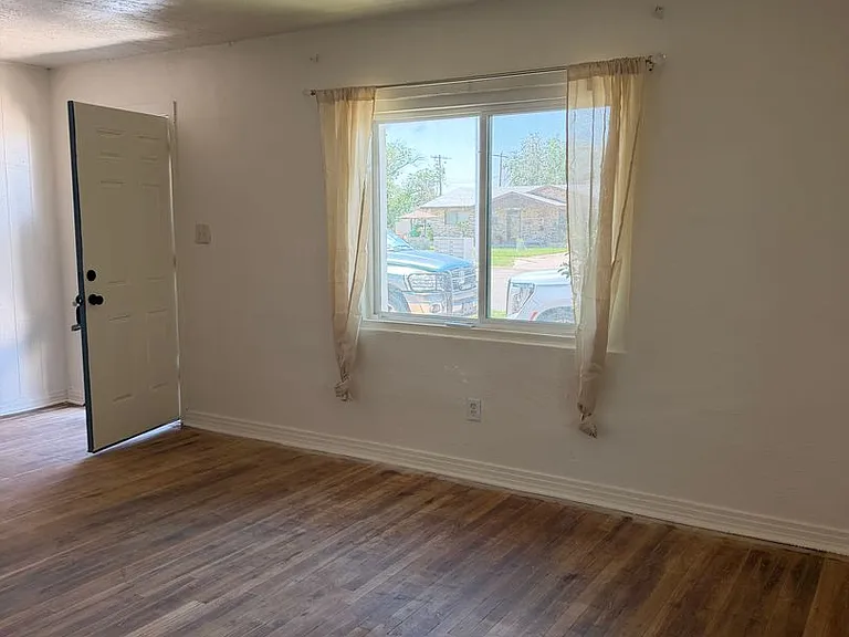 1308 W Church St — Photo 3