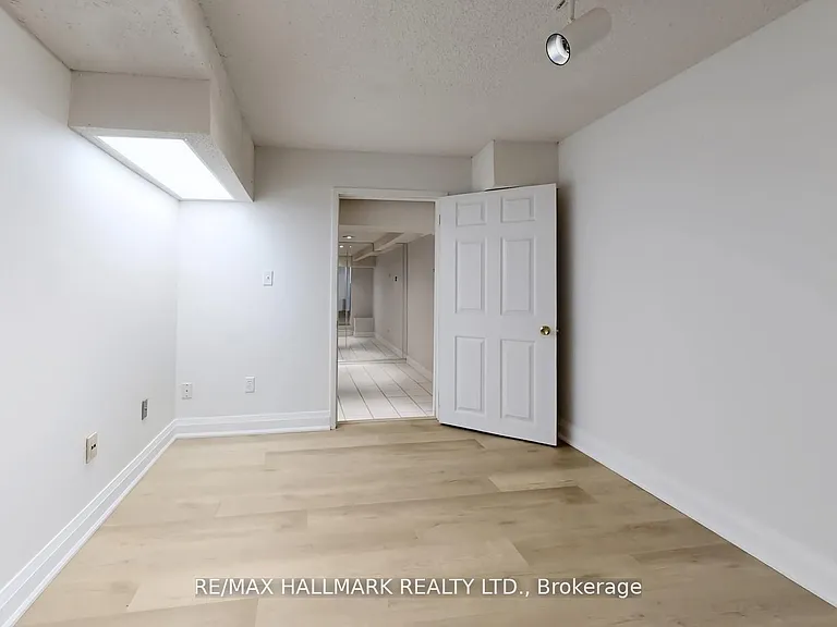 82 Windermere Cres S — Photo 41