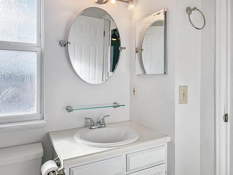 251 W Sycamore Ln — Photo 6