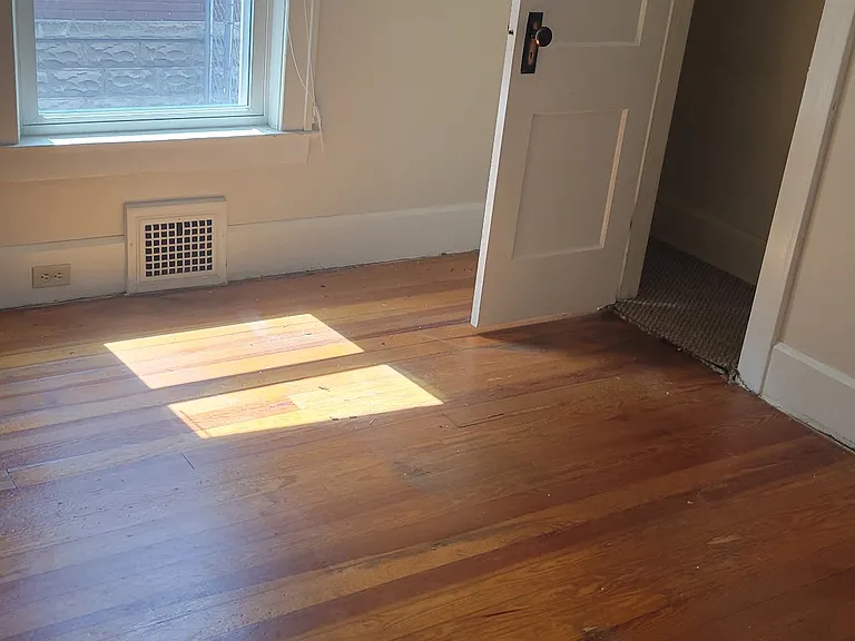 1120-22 W 28th St #1 — Photo 5