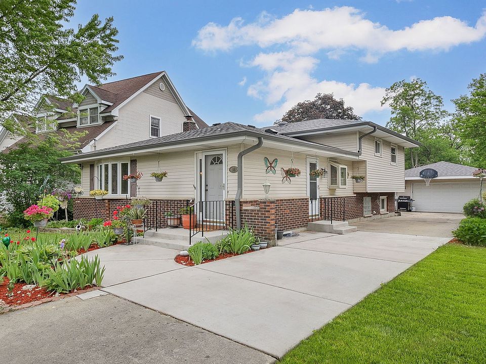 Welcome to 48 N Broadview, Lombard. Oversized split level with sub-basement on huge lot.
