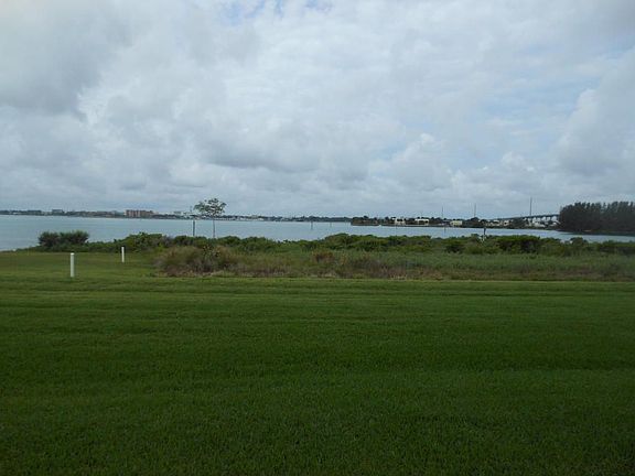 3rd image of 31 Harbour Isle Dr E #101