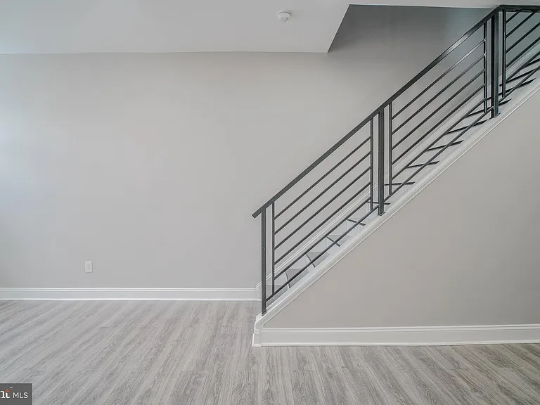 1535 W Seltzer St — Photo 8