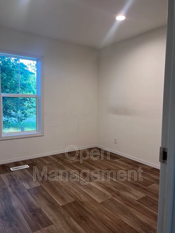 1 bed, 1.0 bath, 588 sqft, $979 — Photo 2