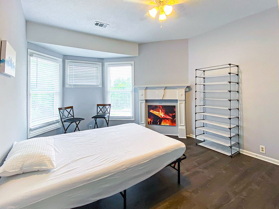 Standard size room w/Queen bed, shelf, and Fan
