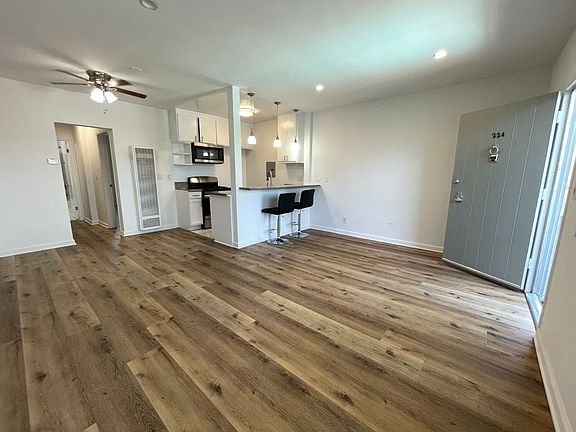 3rd image of 15925 Victory Blvd #117-206