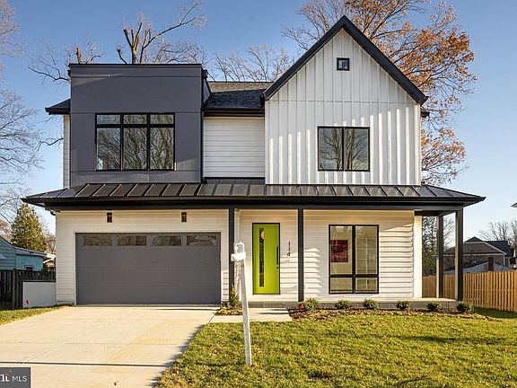 Modern farmhouse - horizontal & vertical siding