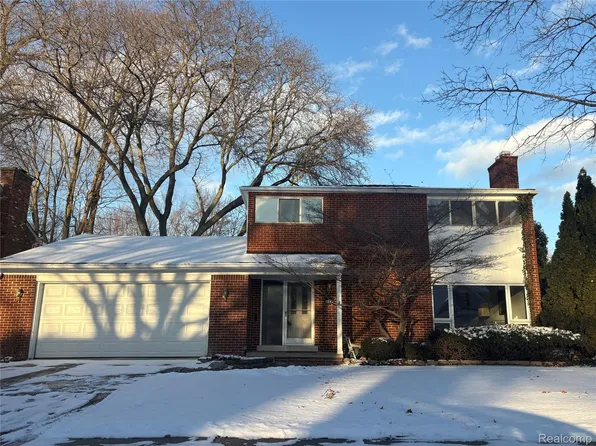 646 Peachtree Ln, Grosse Pointe Woods, MI 48236