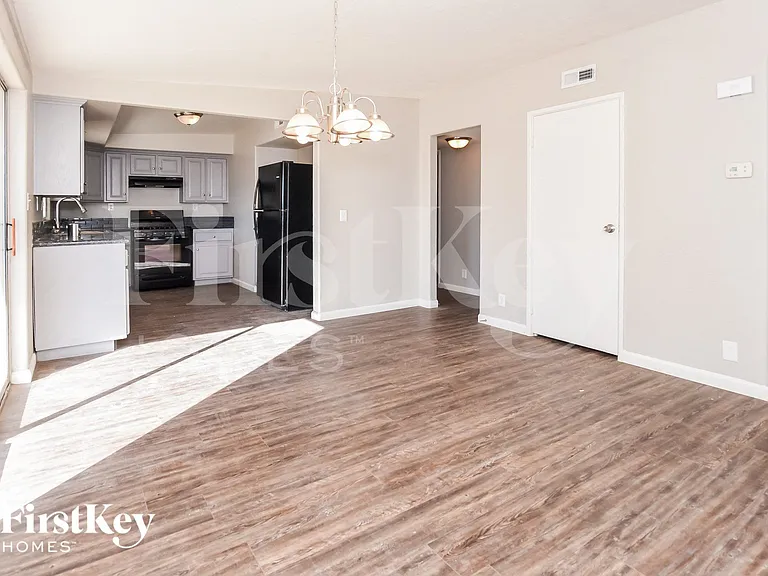 2085 Palora Ave — Photo 4