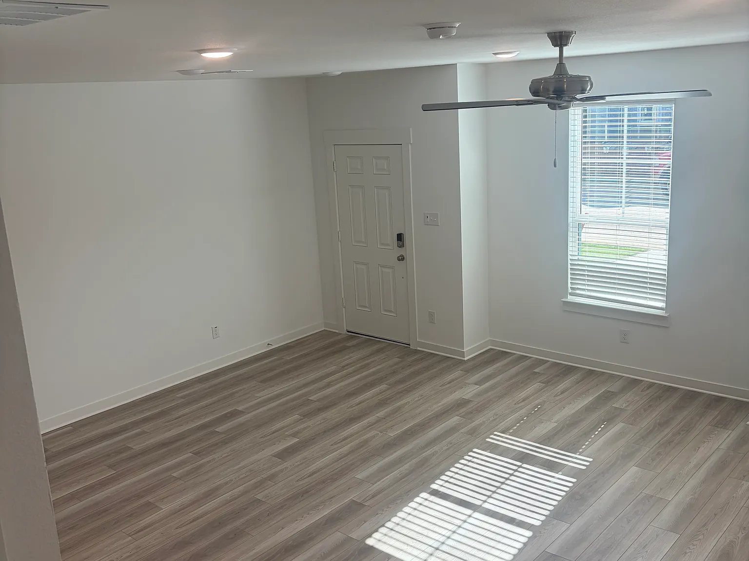 3 bed, 2.5 bath, 1690 sqft, $2,500 — Photo 2