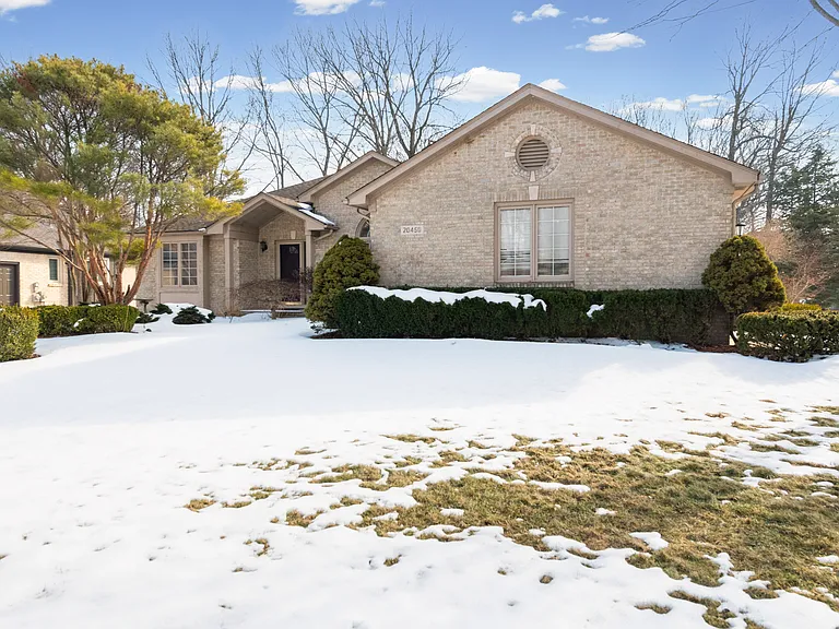 20450 Naves Dr — Photo 4