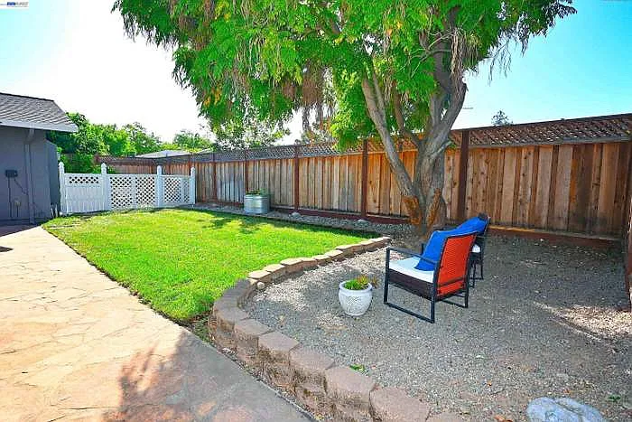 749 Moraga Dr — Photo 20