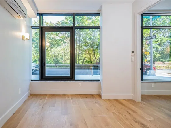 1890 Pelham Parkway South image 4 of 18