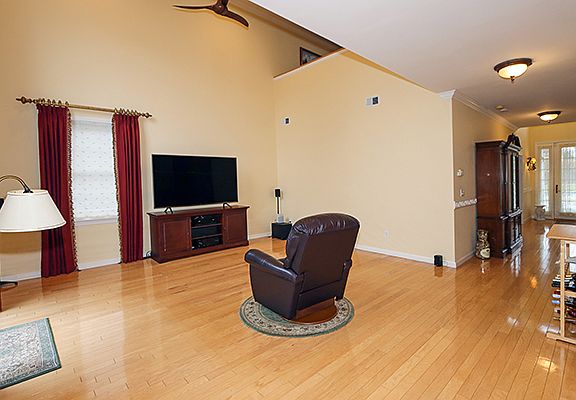 3rd image of 610 Bardini Dr