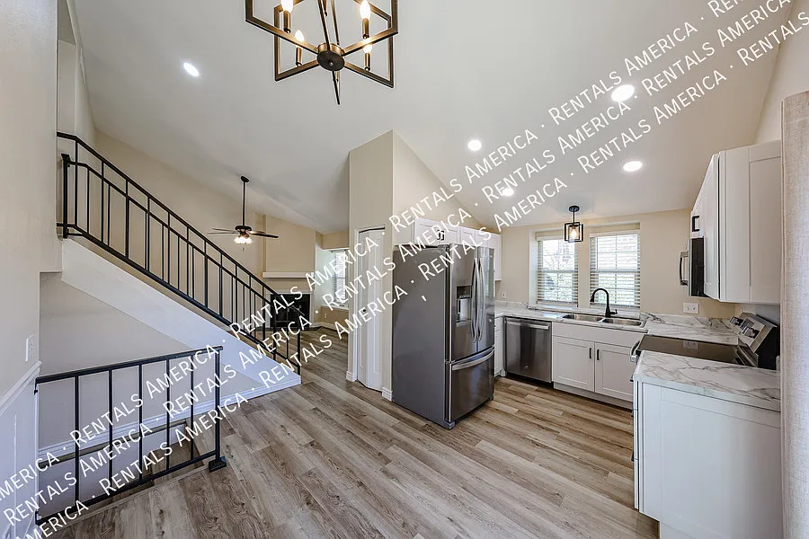 Peoria Condo - 4 Bedrooms, 2 Bathrooms, Prime Location — Photo 4
