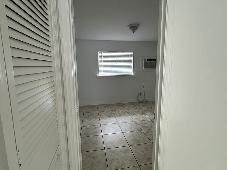 1135 W 28th St #6 — Photo 7