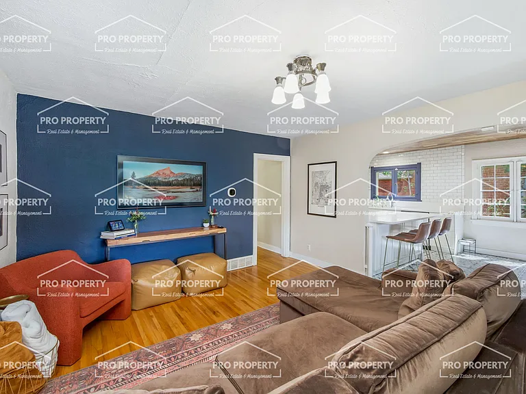 321 W 6th St — Photo 4