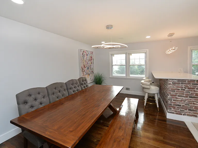 154 Middlesex Ave — Photo 9