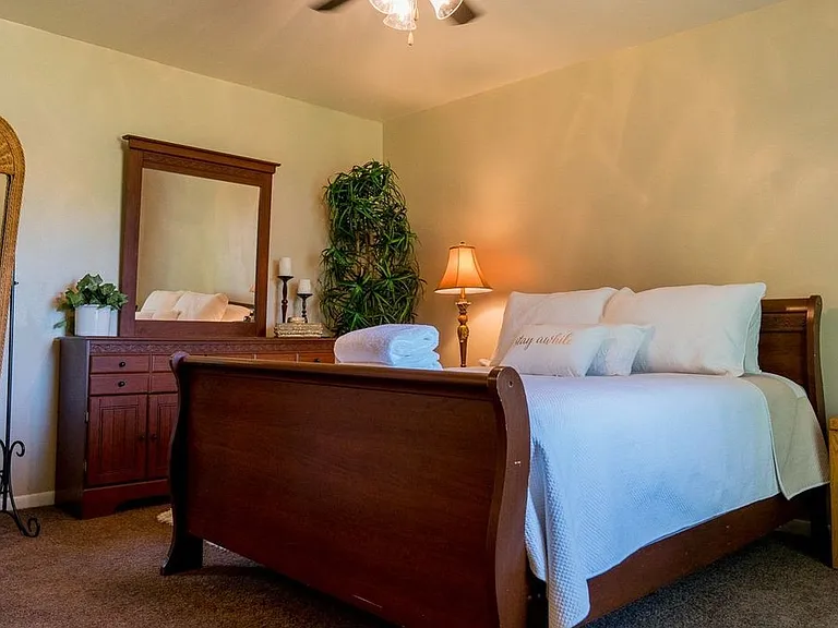 Chateau Apartments — Photo 10