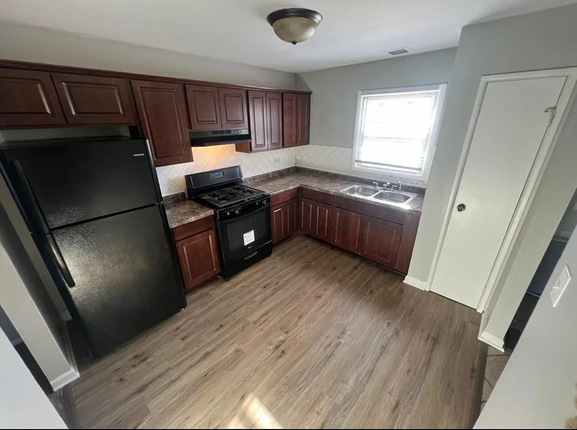 3 bed, 1.5 bath, 2000 sqft, $2,660 — Photo 3