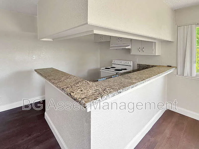 2 bed, 1.0 bath, 900 sqft, $1,800 — Photo 3