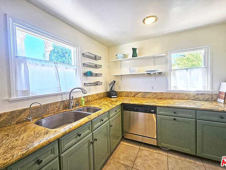 436 N Cordova St — Photo 13