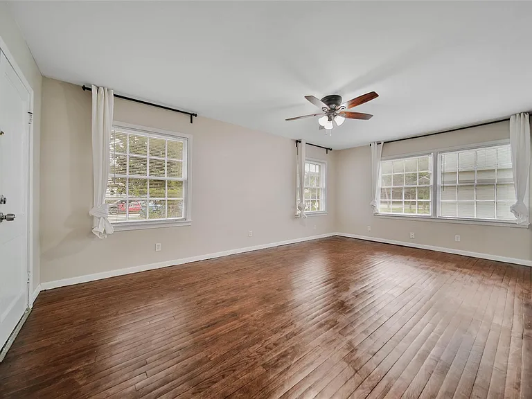 4505 Larch Ln — Photo 3