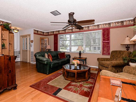 4th image of 602 NE Larkspur Ln