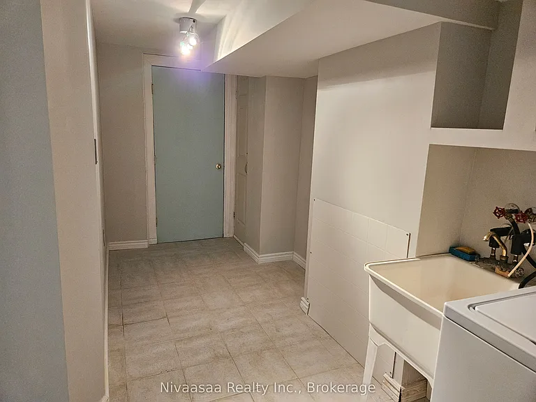 926 Ledbury Cres — Photo 27